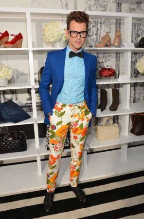 Brad Goreski ha dejado claro que los tonos oscuros no son lo suyo; aunque elegir un pantalón de inspiración Hawaii para una presentación de gala, puede ser muy arriesgado.