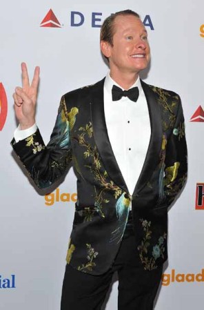 Carson Kressley prefirió inspirarse en los kimonos para su saco de etiqueta, lo que resultó algo estrafalario.