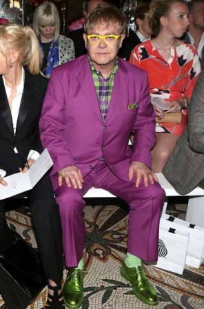 Elton John es famoso por su talento y desafío a las reglas de etiqueta y, aunque sus atuendo siempre van perfectamente coordinados, no podemos negar que son algo excéntricos.