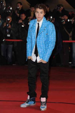 Justin Bieber buscó un look formal pero vanguardista, sin embargo los tenis y el corte de la chaqueta, no fueron precisamente complementos de etiqueta.