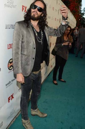 Los skinny pants con zapatos desgastados y una sobrecarga de accesorios, le robaron a Russell Brand cualquier indicio de elegancia.