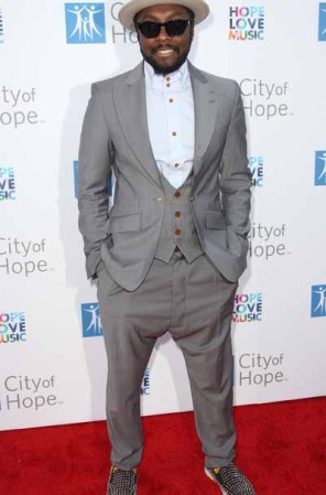 Will.i.am no sólo erró con el ajuste del pantalón, sino que su atuendo sufrió una invasión de botones; mientras que los estoperoles afilados en el calzado, demeritaron su look.
