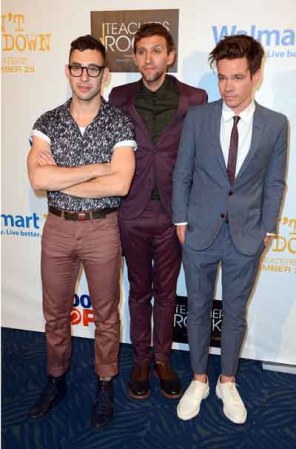 Nate Ruess de la banda Fun se inclinó por la frescura y decidió llevar un traje sastre ¡sin calcetines!