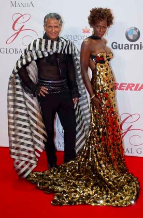 A Carlos Arturo Zapata se le vio decidido a destacar en la alfombra roja con un camisa transparente y una larguísima chalina.