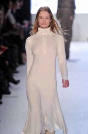 Para llevar el blanco con acierto en otoño, descarta las prendas ligeras y escotadas. La tendencia dicta telas abrigadoras y cuellos altos.