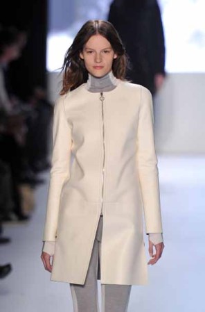El gris será otra de las tonalidades estrella de la temporada y las tendencias lo porponen como uno de los tonos adecuados para combinar con el blanco sin robarle protagonismo.