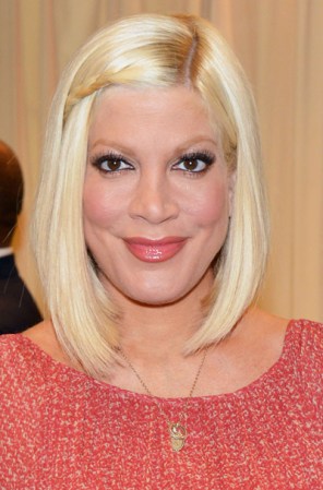 Tori Spelling está casada con Dean McDermott y es madre de 4 hijos del actor, pero la infidelidad fue el inicio de esta relación. Años atrás, la actriz engañó a su entonces esposo Charlie Shanian, con Dean durante un proyecto para la televisión. Ambos se separaron de sus parejas y formaron una nueva y numerosa familia.