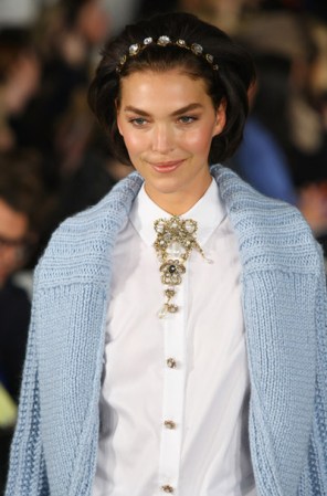 Una de las ventajas de esta tendencia, es que llegó con tal fuerza que se apoderó lo mismo de la ropa que de los accesorios, así que para un look glam sin complicaciones, puedes recurrir a botones, diademas, brazaletes y anillos con grandes piedras, aplicaciones doradas o composiciones rococó.