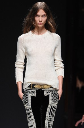 Esta tendencia no es exclusiva para noches de gala. Elige unos pantalones barrocos, combínalos con un sweater o blusa sólidos y casuales, y estás lista con un look urbano de lo más chic.