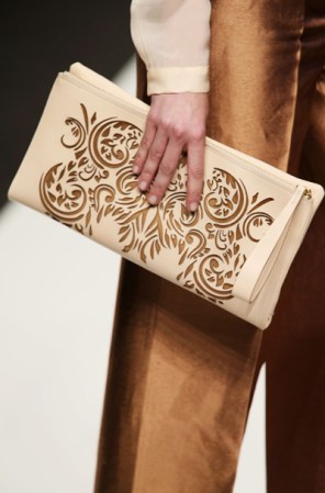 La tendencia barroca da un toque muy particular de glamour a bolsos y calzado y, aunque hay opciones divinas repletas de brocados o pedrería, también encontrarás versiones más discretas, pero ultra chic.
