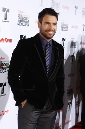Rafael Amaya armó una combinación moderna pero muy elegante.