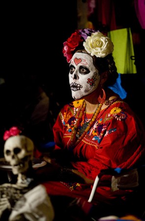 Dícese de los bien portados:<br />“El que bien vive y santamente, antes de tiempo ve la muerte”.