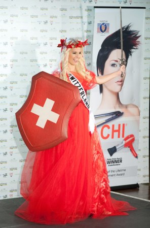 Linda Faeh, quien fuera Miss Suiza en el 2010, demostró con su traje típico que estaba dispuesta a luchar por la corona.