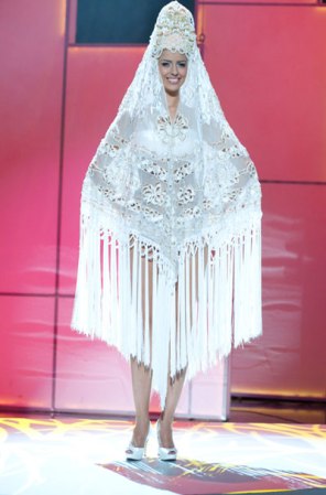 El año pasado, el traje típico de Natalia Gantimurova de Rusia consistió ni más ni menos que una mantilla sobre un bikini blanco.