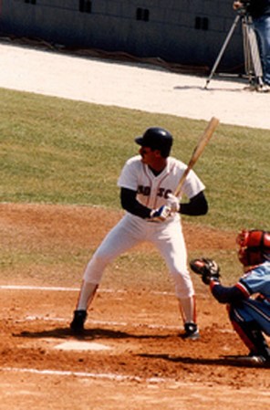 Wade Boggs. Jugador de los Red Socks de Boston en la década de los años ochenta, fue conocido por realizar diferentes tipos de rituales. Cada mañana despertaba siempre a la misma hora, su práctica de bateo debía ser a las 5:17 pm en punto y antes de cada encuentro, comía grandes varios kilos de pollo.