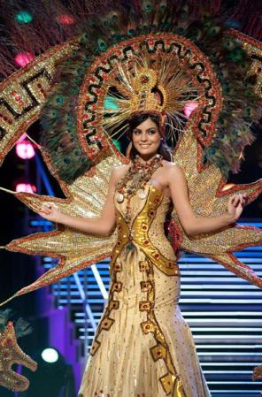 Durante una gala de disfraces en plena ceremonia de Miss Universo.