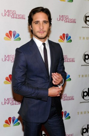 Muy guapo llegó el cantante, actor y juez del certamen, Diego Boneta.