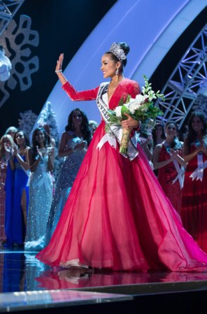 Agradecida con el público, Olivia dio sus primeros pasos como Miss Universo 2012, enviando besos a la audiencia.