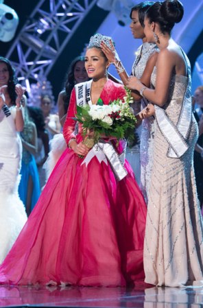 Feliz, Olivia Culpo recibió la corona de Miss Universo de manos de Leila Lopes, quien le cedía el trono.