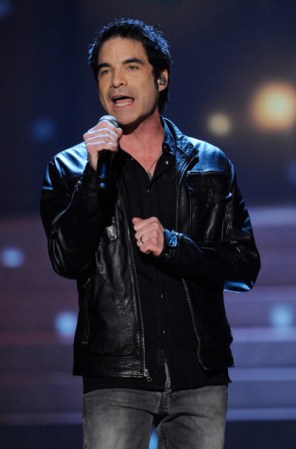 Pat Monahan, de la banda Train, interpreta uno de sus temas en plena ceremonia. Las miles de personas presentes bailaron a su ritmo.
