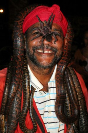 17 DE AGOSTO, 2012: Un hombre de República Dominicana ha causado gran sensación y miedo a la vez entre sus fanáticos por andar vestido de animales peligrosos.