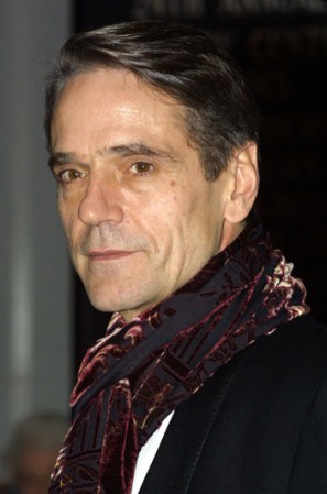 Ambos actores son británicos y comparten arrugas faciales características. La interpretación de Jeremy Irons en “Reversal of Fortune” le dio el premio de la Academia.
