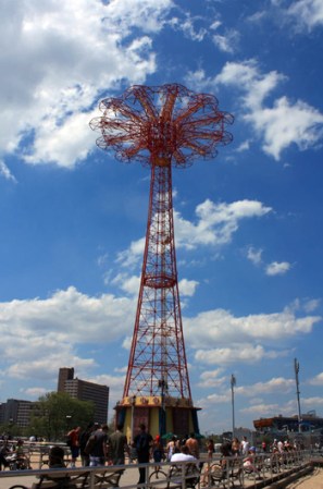 Coney Island: Es una de las playas más populares de Nueva York por su parque de atracciones mecánicas.