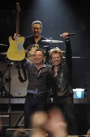 Bruce Springsteen y Jon Bon Jovi celebran en el concierto 12-12-12 celebrado en el Madison Square Garden para recaudar fondos para las víctimas del devastador huracán Sandy en Nueva York.