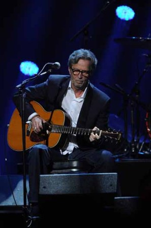 Eric Clapton debuta en el concierto 12-12-12 celebrado en el Madison Square Garden para recaudar fondos para las víctimas del devastador huracán Sandy en Nueva York.