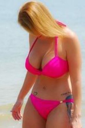 Stacey Suro, de 42 años, emitió fotos semidesnuda al sitio web ModelMayhem.com, lo que le ha causado una fama inesperada, y la posible pérdida de su trabajo.