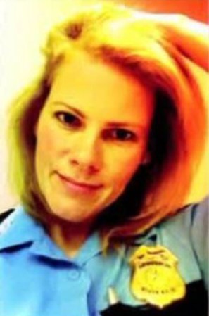 4 DE OCTUBRE, 2012: Una investigación podría dejar a una mujer policía sin trabajo por subir las siguientes fotos a la web…