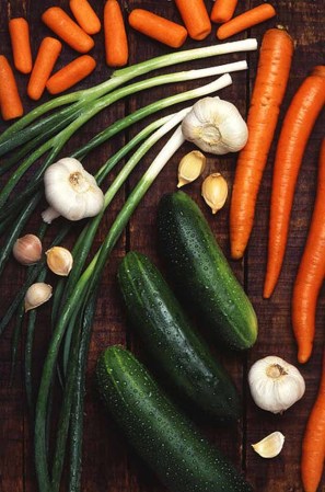 Las verduras que estén mal lavadas o mal hervidas porque pueden contener bacterias.