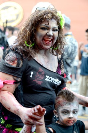 y algunas madres zombie llevaron también a sus pequeños a esta congregación del "más allá"