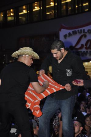 Firmando autógrafos.