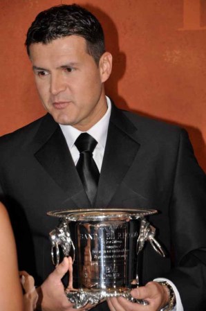Joel Lizárraga, de La Banda El Recodo, con el importante premio otorgado a la agrupación.