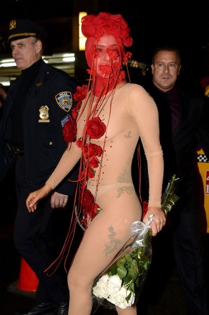 Cubierta por un leotardo y con rosas rojas en su cabeza, la artista llegó en marzo de 2014 a la primera presentación de su residencia de conciertos en el Roseland Ballroom de Nueva York.