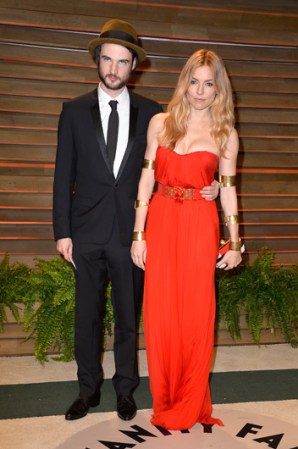 Tom Sturridge y Sienna Miller
