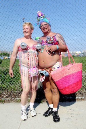 Singulares bikinis forman parte de este carnaval.