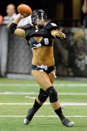 La televisión americana le llama el “Lingerie Bowl” (Tazón de ropa interior femenina), el cual se transmite anualmente durante el Súper Bowl.