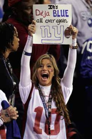 Una fan de los Giants alza su cartel apoyando al su equipo neoyorquino desde Indianápolis.