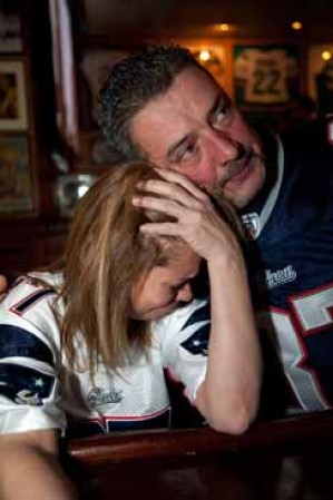 Una fanática queda desconsolada después que los Giants anotaran su segundo touchdown que los pusiere a la delantera 21-17.