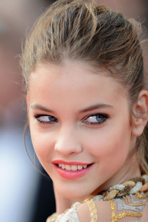 Barbara Palvin abrió también el show de Chanel en la más reciente semana de la moda de París.