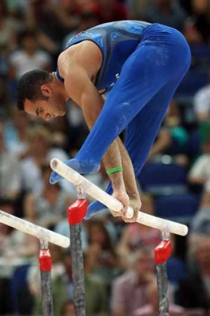 DIA 1: Danell Leyva utilizó las barras paralelas para mostrar una de sus rutinas.