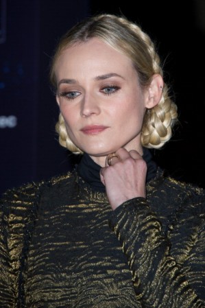 Otra alternativa es peinarte con raya en medio, realizar dos trenzas a los lados, enroscarlas y sujetarlas por arriba con un prendedor, como la linda Diane Kruger. ¿Te animas?