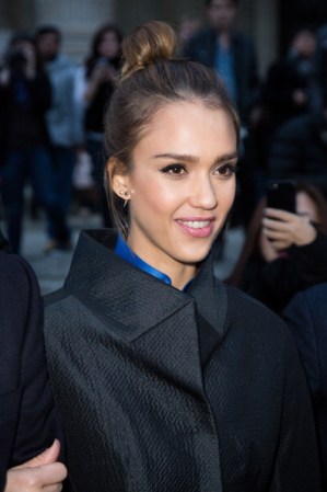 La famosa actriz Jessica Alba llegó a un desfile con un "chignon" alto informal.