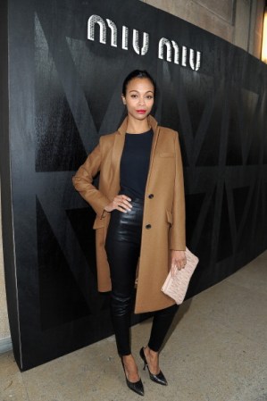 Aunque se le asocia mucho con un look varonil, esta indumentaria es sumamente femenina, Zoe Saldana llegó a un desfile con este look minimalista de abrigo camel y pantalón entallado de cuero. ¿Te gusta?