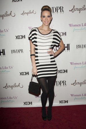 La actress Kier Mellour destacó la tendencia primavera-verano a rayas, con un vestido <br />en blanco y negro que simulaba un piano. ¡Súper original!