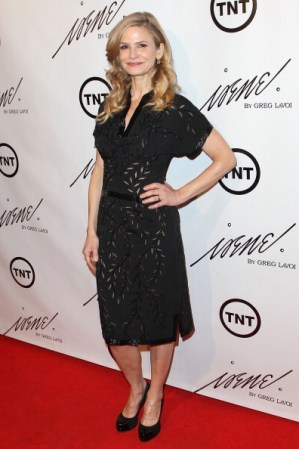 El negro nunca pasa de moda y Kyra Sedgwick siempre le saca provecho, esta vez lo hizo con un vestido largo de manga corta, aunque clásica luce muy guapa.