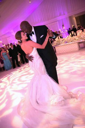Ivette Prieto esposa de Michael Jordan en el primer baile como esposos el día de la boda.
