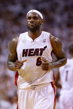El Heat de Miami derrota espectacularmente a los Peacers de Indiana en tiempo extra 103-102 con soberbia canasta de Lebron James.